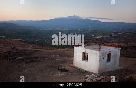 Alba a Creta guardando verso l'interno verso sud sopra il villaggio di Panormos ( non mostrato ) verso le montagne. Panormos è un piccolo villaggio cretese Foto Stock