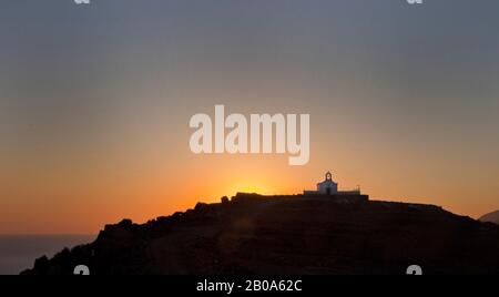 Alba su una piccola cappella in cima alle colline che si affacciano Panormos ( non mostrato ) a Creta. Panormos è un piccolo villaggio cretese sulla costa settentrionale. Foto Stock