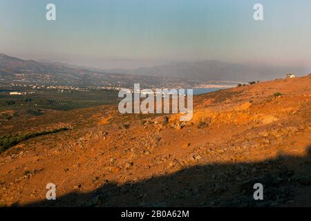 Campagna di Creta. Guardando dalle colline sopra il villaggio di Panormos ( non visto ) verso la città di Rethymno ( Rethimno ). Foto Stock