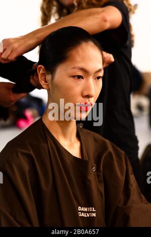 Un backstage modello pronto per lo spettacolo dell'Università di Westminster durante la settimana della Moda a Londra. Foto Stock