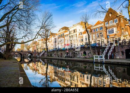 Utrecht, Paesi Bassi - 06 Gennaio 2020. Case storiche vicino al canale Foto Stock