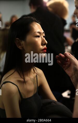 Un backstage modello pronto per lo spettacolo dell'Università di Westminster durante la settimana della Moda a Londra. Foto Stock