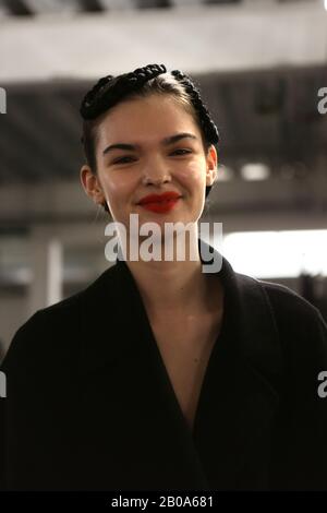 Un backstage modello pronto per lo spettacolo dell'Università di Westminster durante la settimana della Moda a Londra. Foto Stock