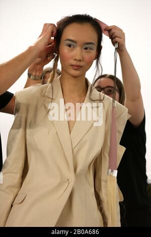 Un backstage modello pronto per lo spettacolo dell'Università di Westminster durante la settimana della Moda a Londra. Foto Stock