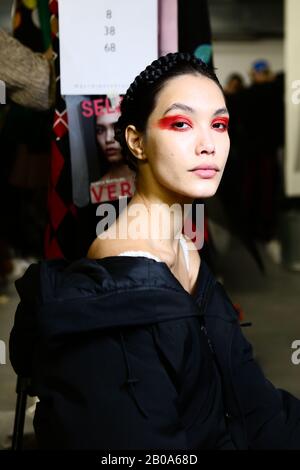 Un backstage modello pronto per lo spettacolo dell'Università di Westminster durante la settimana della Moda a Londra. Foto Stock