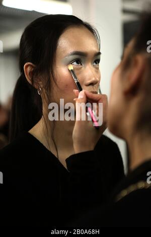 Un backstage modello pronto per lo spettacolo dell'Università di Westminster durante la settimana della Moda a Londra. Foto Stock