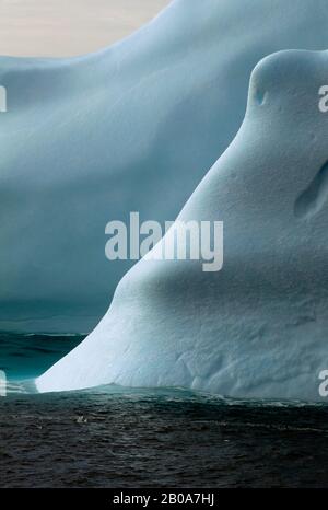 PENISOLA ANTARTICA, VICINO ALL'ISOLA DI ADELAIDE, ICEBERG Foto Stock