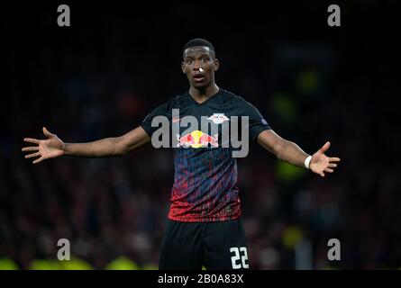 Londra, Regno Unito. 19th Feb, 2020. NORDi Mukiele della RB Lipsia durante la partita della UEFA Champions League tra Tottenham Hotspur e la RB Leipzig allo stadio di Wembley, Londra, Inghilterra, il 19 febbraio 2020. Foto Di Andy Rowland. Credito: Prime Media Images/Alamy Live News Foto Stock