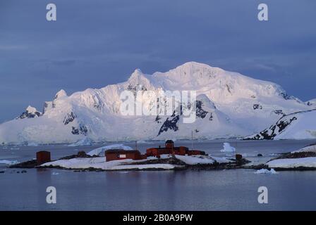 ANTARTIDE, AREA DELLA PENISOLA, PARADISE BAY, VISTA DELLA STAZIONE CILENA GONZALES VIDELA Foto Stock