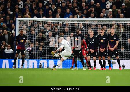 Londra, Regno Unito. 19th Feb, 2020. Calcio: Champions League, turno di 16, prima tappa, Tottenham Hotspur - RB Lipsia al Tottenham Hotspur Stadium. Giovani lo Celso (2nd da sinistra) di Tottenham spara un calcio libero. Credito: Robert Michael/Dpa-Zentralbild/Dpa/Alamy Live News Foto Stock