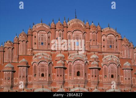 INDIA, RAJASTHAN, JAIPUR, FACCIATA COLORATA DEL 'PALAZZO DEL VENTO' Foto Stock