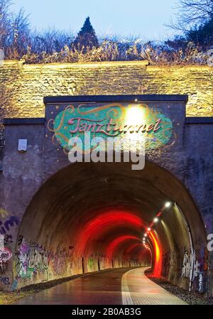 Tunnel Dorrenberg, 'Tanztunnel', ex ferrovia, ora pista ciclabile in serata, Germania, Renania Settentrionale-Vestfalia, Bergisches Land, Wuppertal Foto Stock