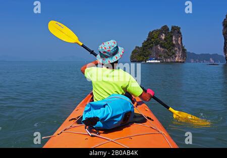 Gita in kayak nel mare delle Andamane ad est dell'isola di Phuket, Thailandia, Phuket, Parco Nazionale Ao Phang Nga Foto Stock