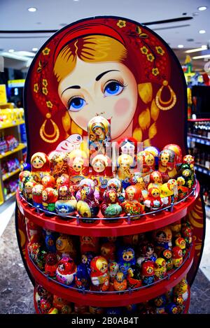 Bambole russe in vendita in aeroporto, Russia, Moskau Foto Stock