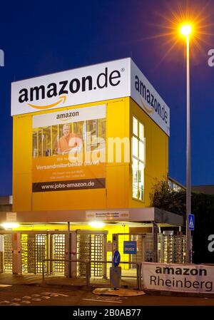 Centro logistico di Amazzonia la sera, uno dei più grandi siti Amazon in Europa, Germania, Renania Settentrionale-Vestfalia, Ruhr Area, Rheinberg Foto Stock