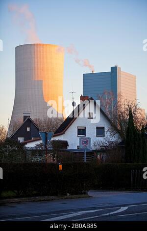 Centrali a carbone Datteln 4 in serata con case residenziali in primo piano, Germania, Renania settentrionale-Vestfalia, zona della Ruhr, Datteln Foto Stock