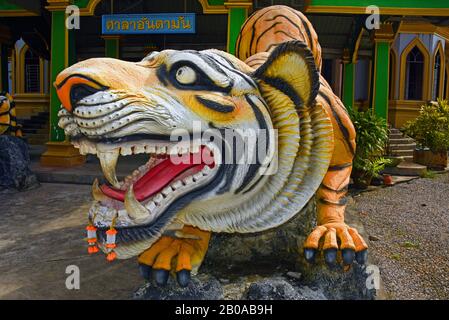 Statua della tigre al tempio della Grotta della tigre, Thailandia, Wat Tham Suea, Krabi Foto Stock
