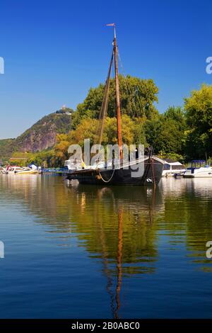 Marina con Aalschokker Aranka, Drachenfels in background, Germania, Renania Settentrionale-Vestfalia, Bad Honnef Foto Stock