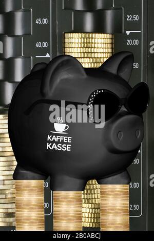 Banda piggy nera con occhiali da sole e scritta Kaffeekasse, kitty, gettoniera in background, composizione Foto Stock