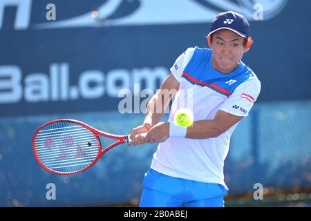 19 febbraio 2020, Delray Beach, Florida, Stati Uniti: 19 febbraio - Delray Beach: Yoshihito Nishioka(JPN) in azione qui, sconfigge Noah Rubin(USA) durante il secondo round al 2020 Delray Beach Open by Vitacost.com in Delray Beach, Florida.(Photo credit: Andrew Patron/Zuma Press Newswire) (Credit Image: © Andrew Patron/ZUMA Wire) Foto Stock