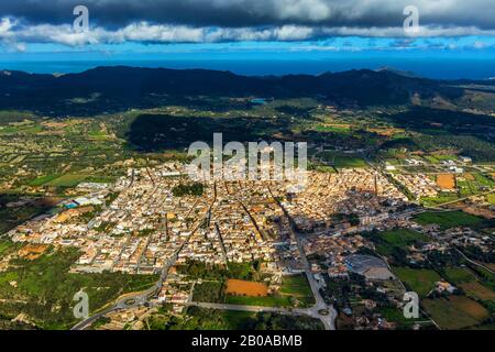 Città vecchia di Arta con chiesa Transfiguracio del Senyor e chiesa Santuari de Sant Salvador, 09.01.2020, Luftbild, Spagna, Isole Baleari, Maiorca, Arta Foto Stock