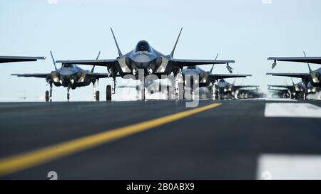 US Air Force Active Duty 388th e Riserva 419th Fighter Wings F-35A Lightning II aereo da combattimento furtivo, line up in formazione sulla pista per una mostra Di Forze chiamato una passeggiata elefante alla Hill Air base 6 gennaio 2020 a Ogden, Utah. Foto Stock