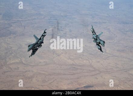 Due US Air Force F-16 Fighting Falcon Fighter Jet, assegnato al 555th Expeditionary Fighter Squadron, volano in formazione durante una missione 6 febbraio 2020 su Iraq. Foto Stock