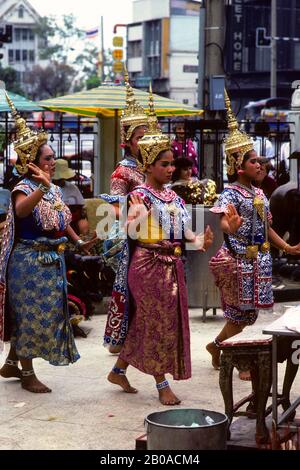 THAILANDIA, BANGKOK, SANTUARIO DI ERAWAN, SPETTACOLO DI DANZA CLASSICA TAILANDESE IN ONORE DI SHIVA (DIO INDÙ) Foto Stock