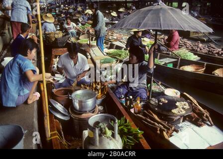 THAILANDIA, DAMNERN SADUAK, MERCATO GALLEGGIANTE SUL CANALE, BARCHE CON CIBO LOCALE, PRODOTTI E ALTRI PRODOTTI Foto Stock