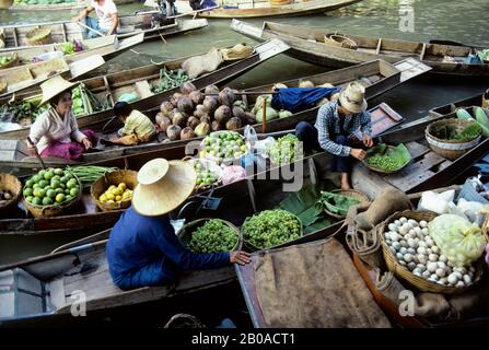 THAILANDIA, DAMNERN SADUAK, MERCATO GALLEGGIANTE SUL CANALE, BARCHE CON CIBO LOCALE, PRODOTTI E ALTRI PRODOTTI Foto Stock