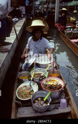 THAILANDIA, VICINO BANGKOK, DAMNERN SADUAK, MERCATO GALLEGGIANTE SUL CANALE, BARCHE CON CIBO LOCALE, CUCINA GALLEGGIANTE Foto Stock