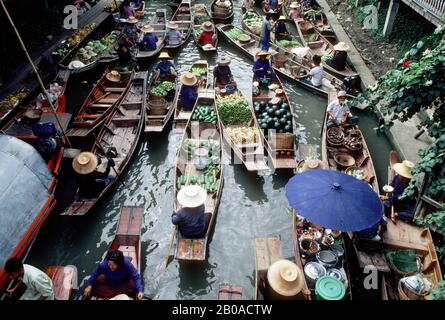 THAILANDIA, DAMNERN SADUAK, MERCATO GALLEGGIANTE SUL CANALE, BARCHE CON CIBO LOCALE, PRODOTTI E ALTRI PRODOTTI Foto Stock