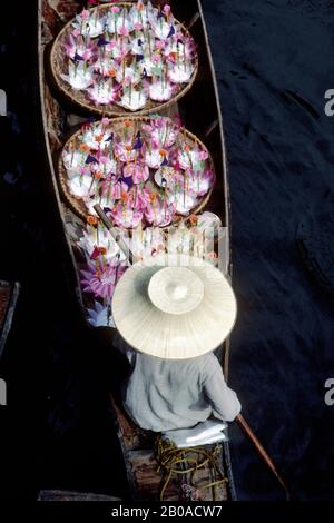 THAILANDIA, DAMNERN SADUAK, MERCATO GALLEGGIANTE SUL CANALE, BARCA CON KRATHONGS, GALLEGGIANTE CANDELA OFFERTE Foto Stock