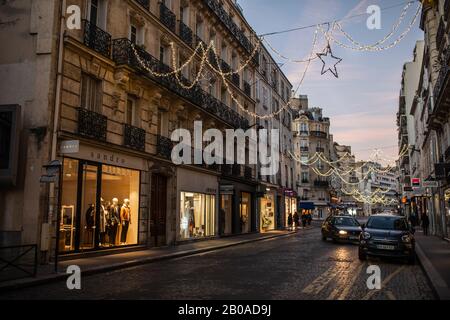 Luci di Natale e vetrine su una strada a Passy, Parigi, Francia Foto Stock