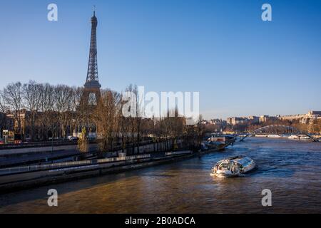 Un tour in barca bateaux Mouche passa davanti alla Torre Eiffel sulla Senna. Foto Stock