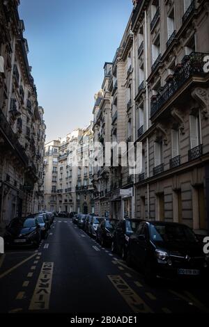 Vista sulla strada dell'architettura tradizionale di Parigi, Francia. Foto Stock