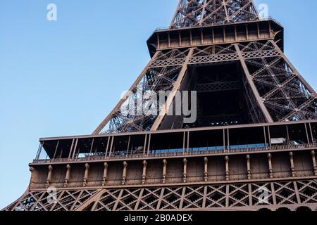 Luci di prima mattina sulla Torre Eiffel a Parigi, Francia all'alba Foto Stock