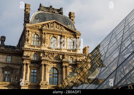 La famosa piramide di vetro all'ingresso del Louvre di Parigi. Foto Stock