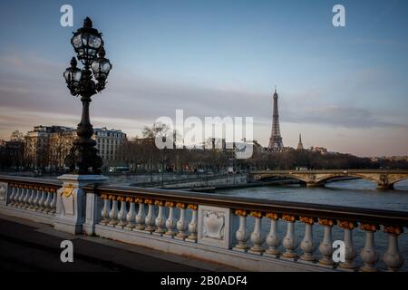 La Torre Eiffel vista da un ponte sulla Senna a Parigi, Francia Foto Stock