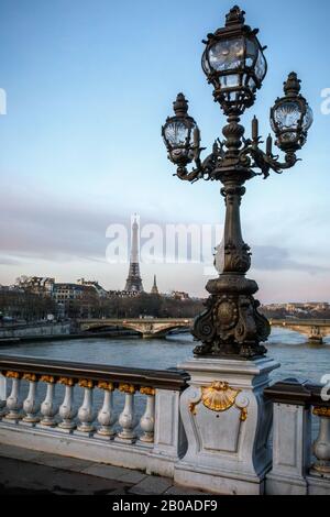 La Torre Eiffel vista da un ponte sulla Senna a Parigi, Francia Foto Stock