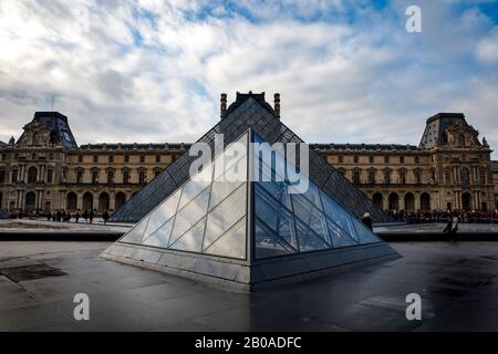 Le famose piramidi di vetro all'ingresso del Louvre di Parigi. Foto Stock