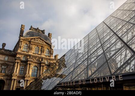 La famosa piramide di vetro all'ingresso del Louvre di Parigi. Foto Stock