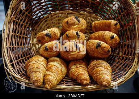 Croissant al cioccolato in un panificio a Parigi, Francia. Foto Stock