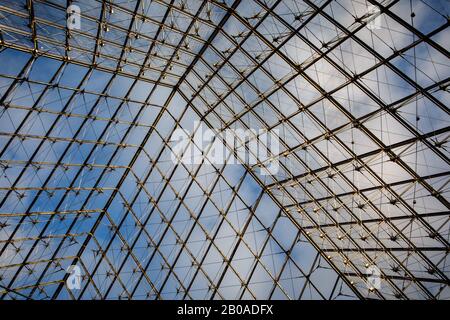 L'iconica piramide di vetro di IM Pei all'ingresso del Louvre. Foto Stock