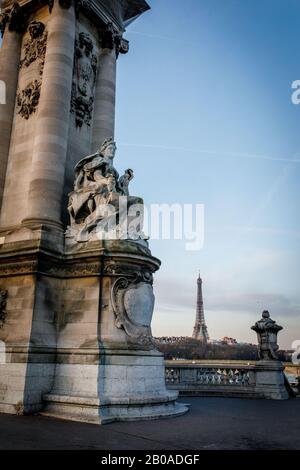 La Torre Eiffel vista da un ponte sulla Senna a Parigi, Francia Foto Stock
