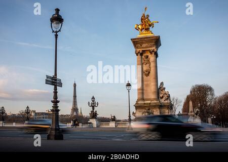 Traffico mattutino sul Pont Alexandre a Parigi vicino alla Torre Eiffel Foto Stock