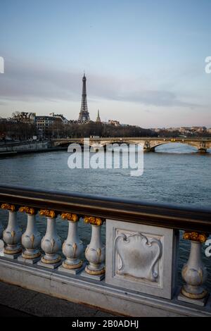 La Torre Eiffel vista da un ponte sulla Senna a Parigi, Francia Foto Stock