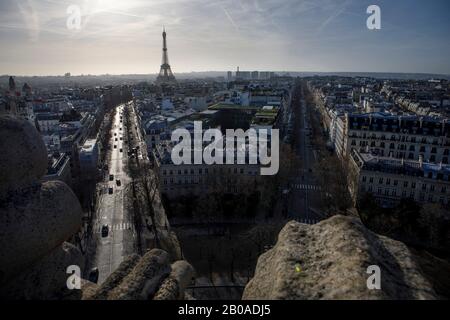 La Torre Eiffel vista dalla cima dell'Arco di Trionfo, Parigi Foto Stock