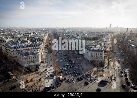 Gli Champs ElysÃ©sono visti dalla cima dell'Arco di Trionfo Foto Stock