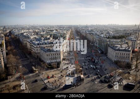 Gli Champs ElysÃ©sono visti dalla cima dell'Arco di Trionfo Foto Stock